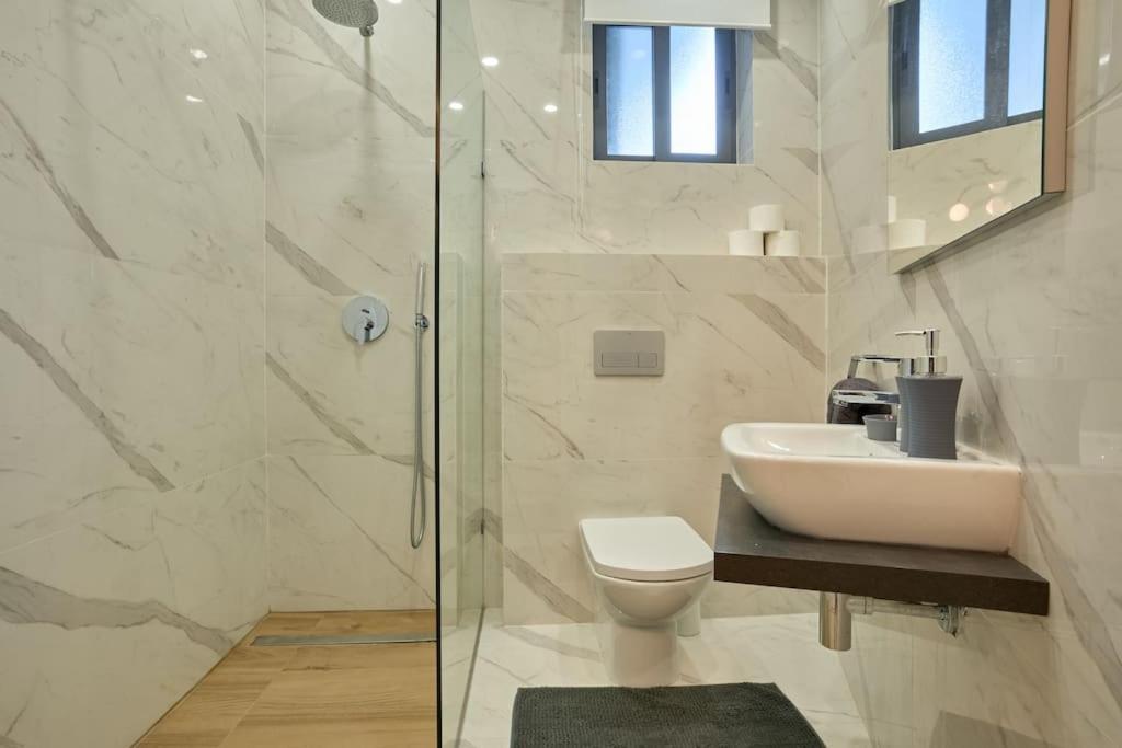 Luxury & 2 Min Away Apartamento